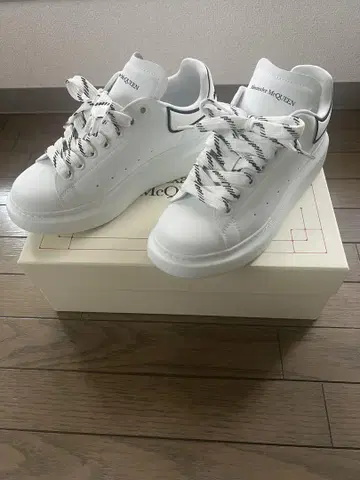 Alexander McQueen 화이트 스니커즈