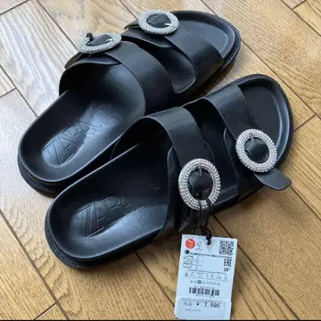 미사용 새상품 자라 큐빅 버클 플랫 샌들 24cm