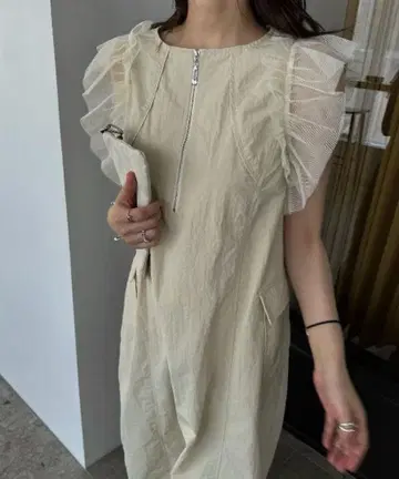 고의적으로 튤 소재의 프릴 장식 무소매 니론 소재
