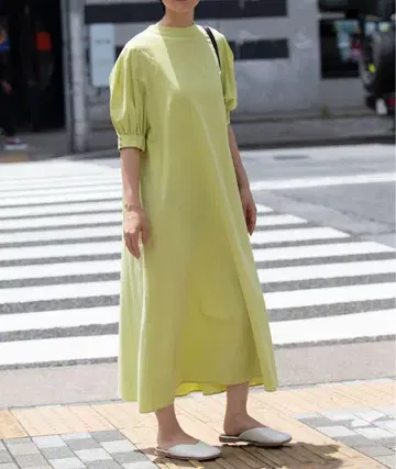 라이트 그린 라운드 넥 퍼프 슬리브 원피스