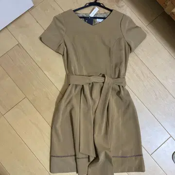 Kat.F 베이지 무릎 기장 원피스 반팔