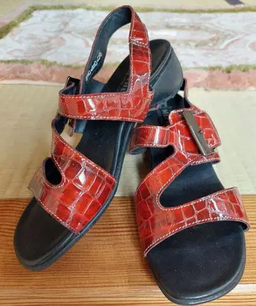 빨간색 크로커다일 스타일 스트랩 샌들 23.5~24cm