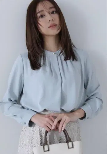 새상품급 내추럴 뷰티 베이직 프론트 턱 블라우스