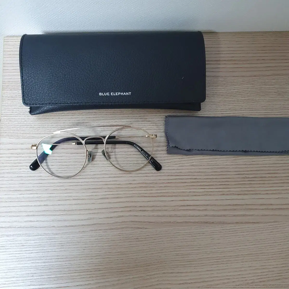 Blue Elephant MIA black glasses on Bunjang Global Site.