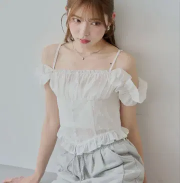미사용 새상품 chico 시어 슬리브리스 프릴 블라우스