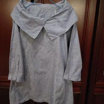 파랑과 화이트 체크 무늬의 빅 칼라 블라우스