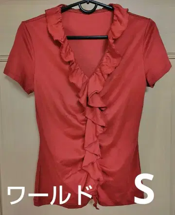 프릴이 달린 빨간색 반팔 상의