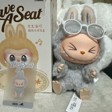 Labubu have a seat 앉아 있는 라부 HEHE 안경 세트