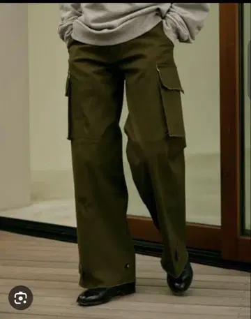 소에르테 올리브 카고 팬츠 와이드 핏 코튼 혼방