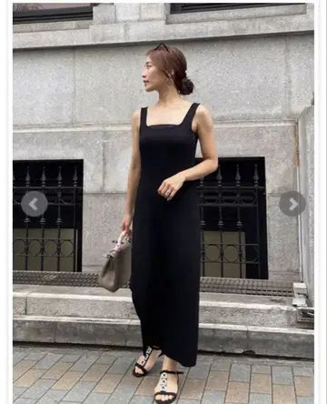 작은 체구가 보이지 않는 슬림한 타이트 니트 원피스 세인트 루니