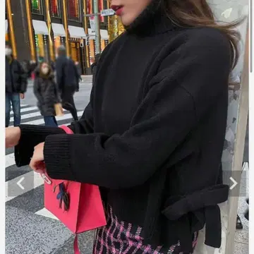Sheller 셰리에 사이드 리본 하이넥 스웨터
