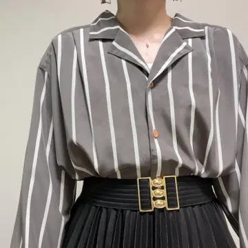 그레이 계열 멀티 스트라이프 오픈 카라 V 넥 레트로 패턴 셔츠