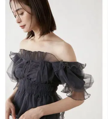 SNIDEL 스나이델 개더 프릴 오프숄더 블라우스