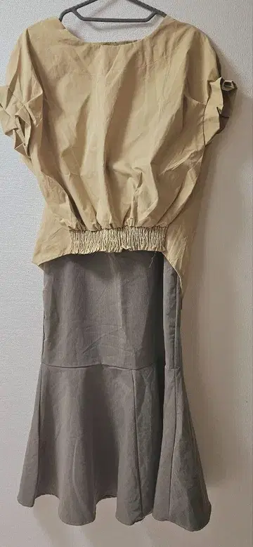 베이지와 그레이 플레어 스커트 셋업