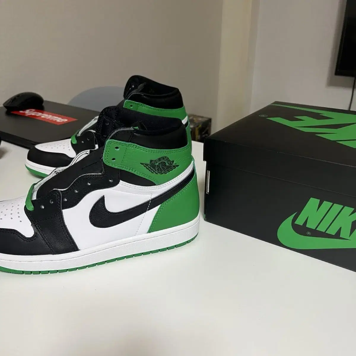[275] Jordan 1 Retro High OG Black and Lucky Green