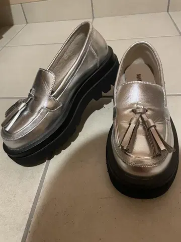 MINNETONKA 실버 태슬 통굽 로퍼