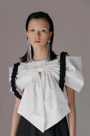 Bibiy. 비비 Anne Ribbon Blouse 리본 디자인 블라우스