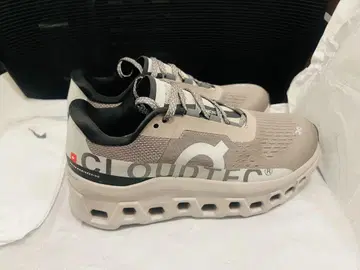 On cloudmonster 초기 모델 + 양말 1켤레