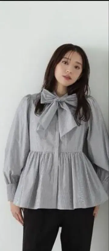 내추럴 뷰티 베이직 보타이 페플럼 블라우스