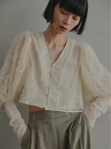 아메리 브러시드 레이스 볼륨 소매 블라우스
