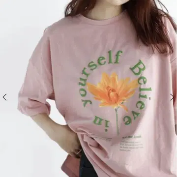 라디에이트 플라워 프린트 오버 로고 티셔츠