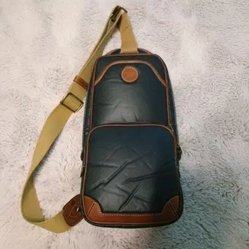 새상품급 헌팅월드 바디백 바추사파스 네이비