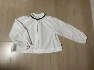화이트 긴팔 셔츠 블랙 악센트