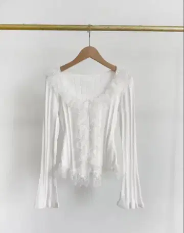 프릴이 달린 화이트 V넥 셔츠