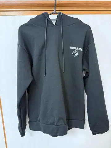 로만 블랙 후드티 HYOD