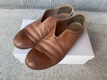 SAYA 브라운 가죽 슬립온 슈즈
