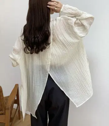 백 슬릿이 있는 시어 셔츠