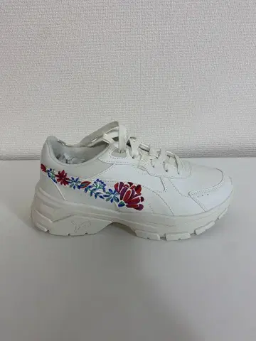 꽃무늬 자수 화이트 스니커즈 통굽