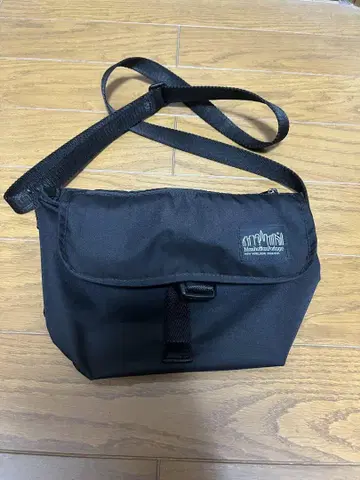 맨해튼 포티지 메신저 백 블랙 라벨