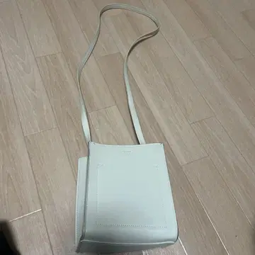 화이트 버클이 달린 사코슈