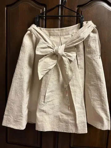 TO BE CHIC 라이트 베이지 스커트
