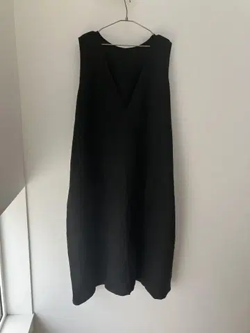 nest robe 네스트로브 블랙 린넨 백 V넥 원피스