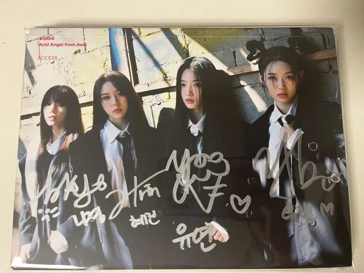 Not for sale) triples AAA signed album wts triples
