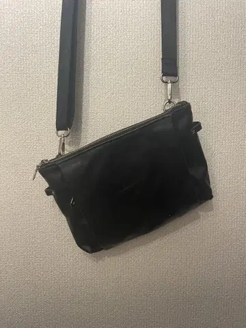 블랙 가죽 숄더백 사코슈