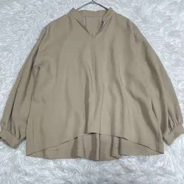 INED 이네드 폴리 소재 V넥 상의 베이지 V넥 긴팔 셔츠 9호
