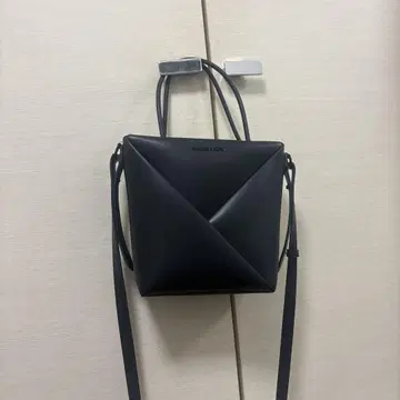 찰스앤키스 지오메트릭 디자인 베이지 핸드백