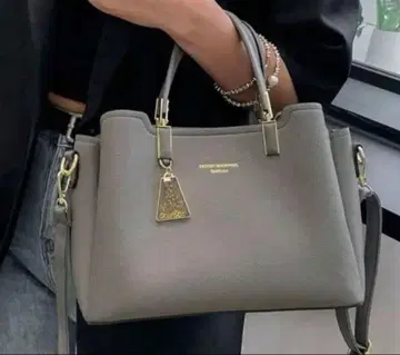 그레이 핸드백 심플한 디자인