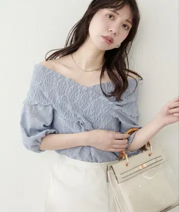 내추럴 꾸뛰르 아일렛 컷 레이스 크로스 오프 숄더 풀오버