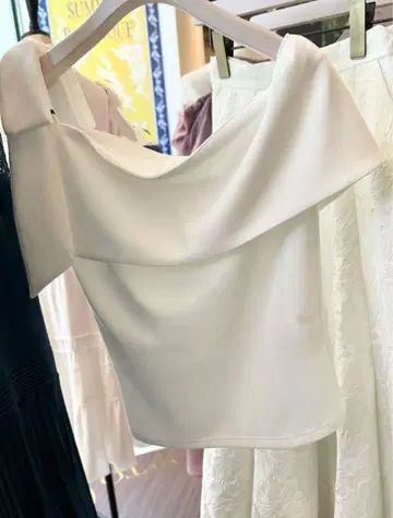 그녀의 입술과 비대칭 리본 톱