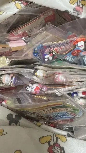 지역 한정판 헬로키티 묶음 판매