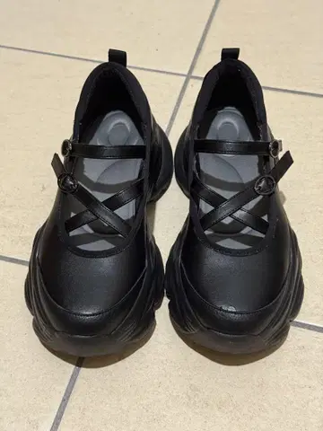 볼륨 스니커즈