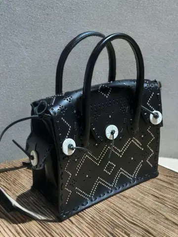 새상품급 백 카빙 트라이브스 그레이스 콘티넨탈 블랙 실버 블랙