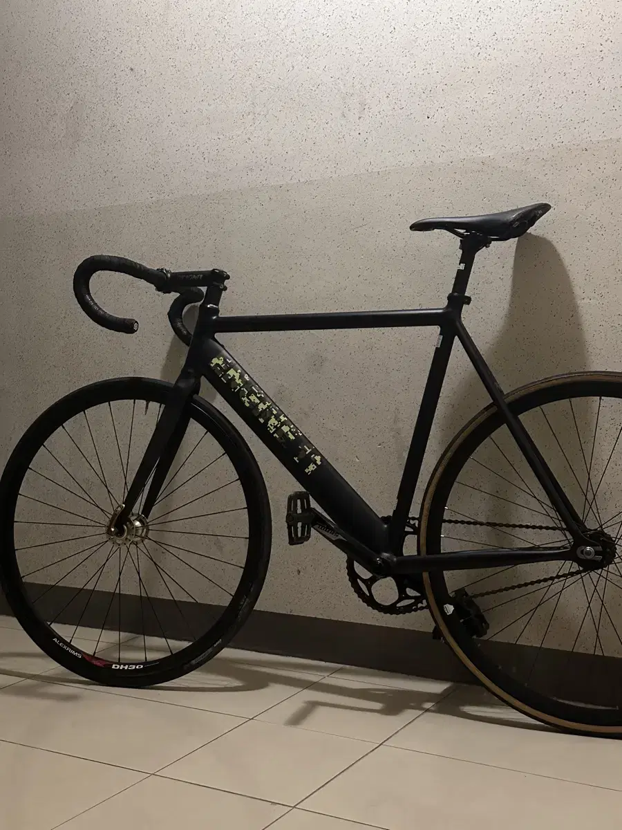 Engine11 Breaker Fixie Vahn bike (Good components)