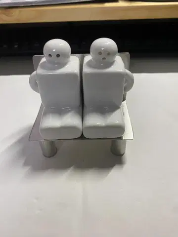 화이트 피규어 두 캐릭터