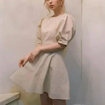 트리트 유어 셀프 허니 크림 미니 원피스