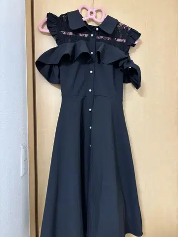 evelyn 프릴 블랙 슬리브리스 원피스